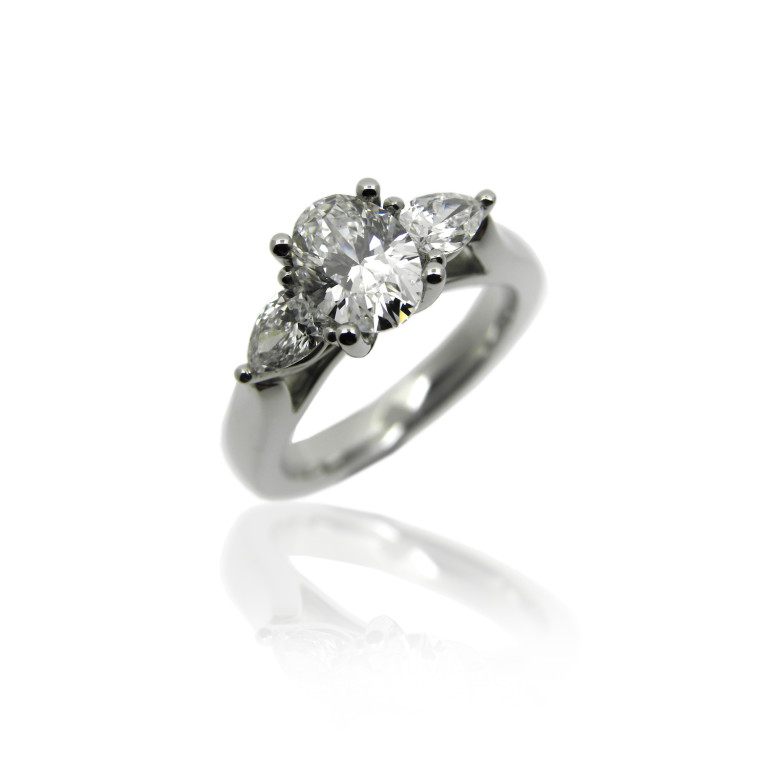 Verlobungsring, Solitaire, Engagementring, Verlobung, Heiraten, Hochzeit, Antrag, Diamanten, Grifffassung, Klassisch, Prinzessinnen Ring, Platin, Goldschmiede, Faktor S, Winterthur